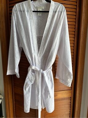 Elegant White Lace Robe